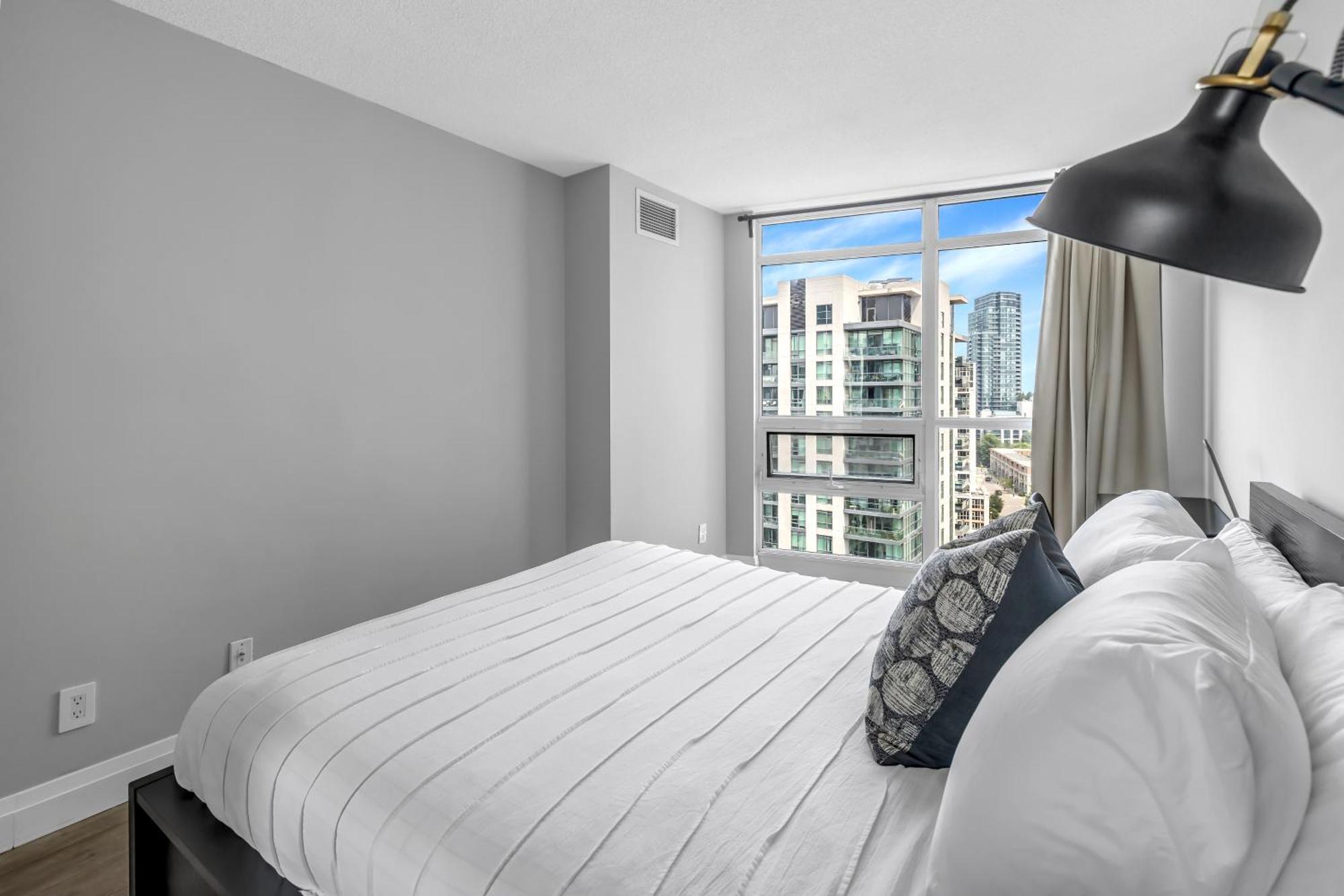 2 Bedroom Waterfront Condo Downtown W/ Free Parking Toronto Exterior foto
